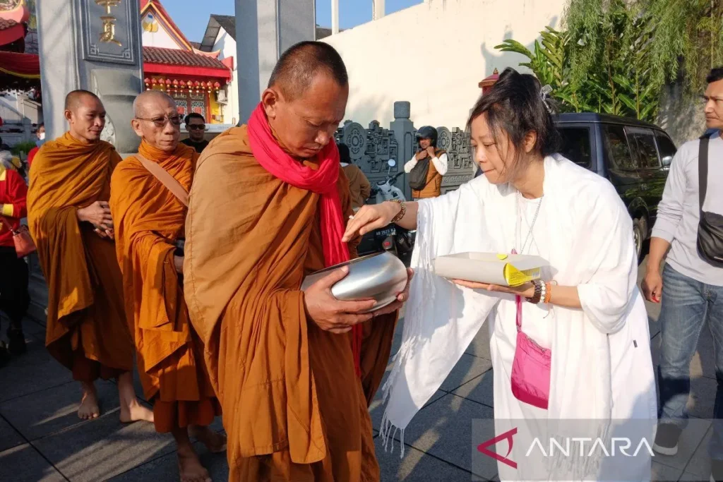 Wakil Menteri Ekonomi Kreatif Irene Umar Menyambut Kedatangan Para Biksu Thudong Di halaman Candi Borobudur. ANTARA/Heru Suyitno