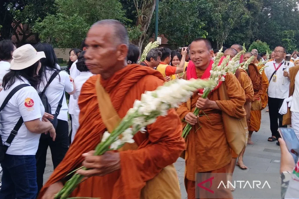 Para Biksu Thudong menerima Karangan bunga sedap malam di Magelang, Sabtu (10/5/2025). ANTARA/Heru Suyitno