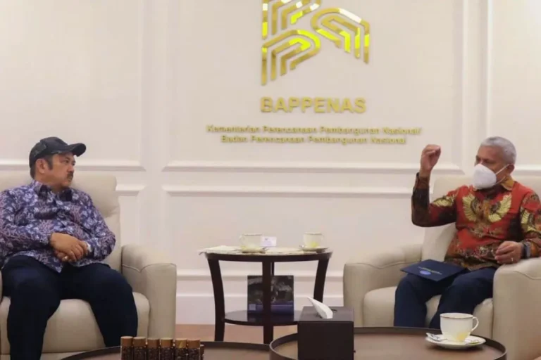 Kepala BNN Komjen Pol. Marthinus Hukom (kanan) dalam pertemuan dengan Menteri PPN/Kepala Bappenas (kiri) Rachmat Pambudi (kiri) di Jakarta, Jumat (9/5/2025). HO-BNN RI