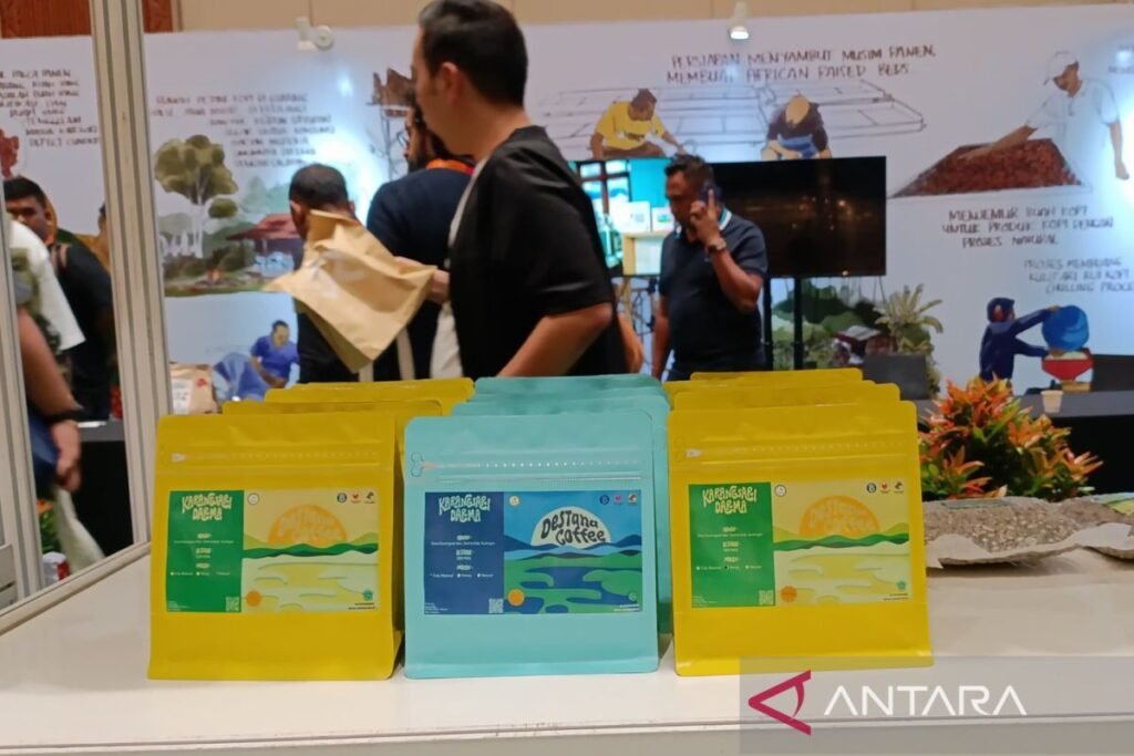 Produk kopi arabika asal Desa Karangsari, Kuningan, Jawa Barat, ditampilkan dalam ajang World of Coffee 2025 di Jakarta International Convention Center (JICC), Kamis (15/5/2025). ANTARA/ APEKI Kuningan