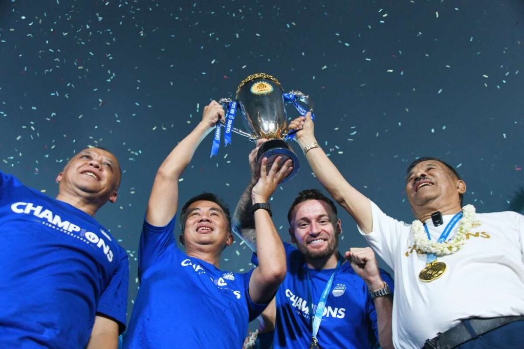 H.Umuh muchtar turut angkat trophy juara bersama sang Kapten Marc Klok