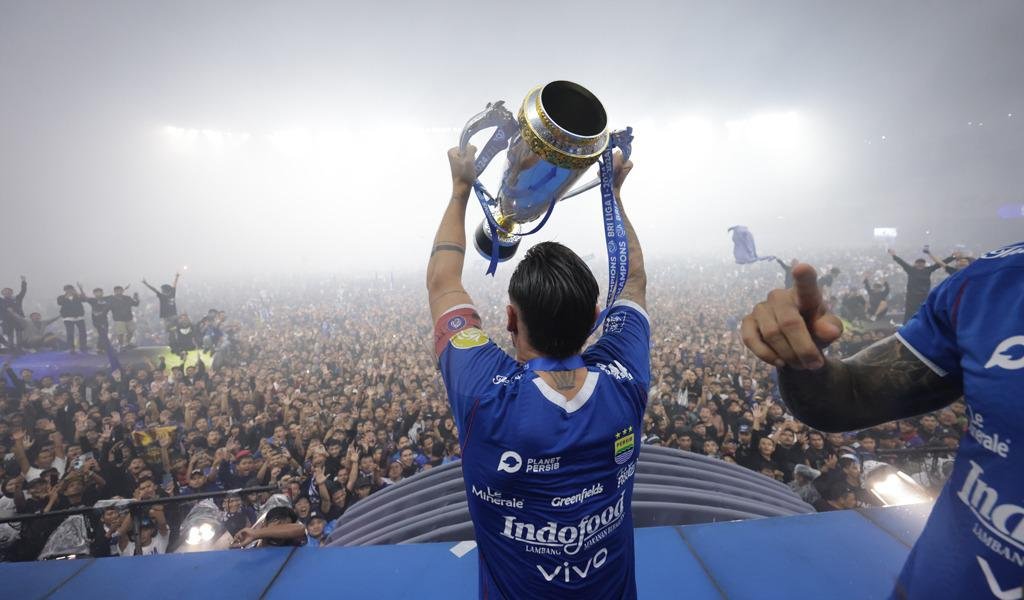 Marc Anthony Klok angkat trophy juara di depan ribuan bobotoh