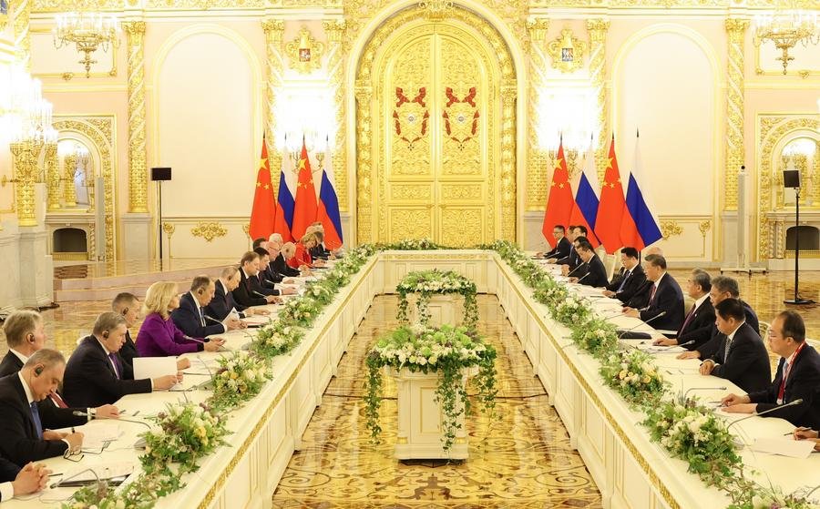 Presiden Tiongkok Xi Jinping dan Presiden Rusia Vladimir Putin mengadakan pembicaraan kelompok besar di Kremlin di Moskow, Rusia, 8 Mei 2025. (Xinhua/Yao Dawei)