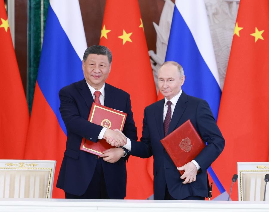 Presiden Tiongkok Xi Jinping dan Presiden Rusia Vladimir Putin menandatangani pernyataan bersama tentang pendalaman lebih lanjut kemitraan strategis komprehensif Tiongkok-Rusia untuk koordinasi menuju era baru setelah pembicaraan mereka di Kremlin di Moskow, Rusia, 8 Mei 2025. (Xinhua/Wang Ye)