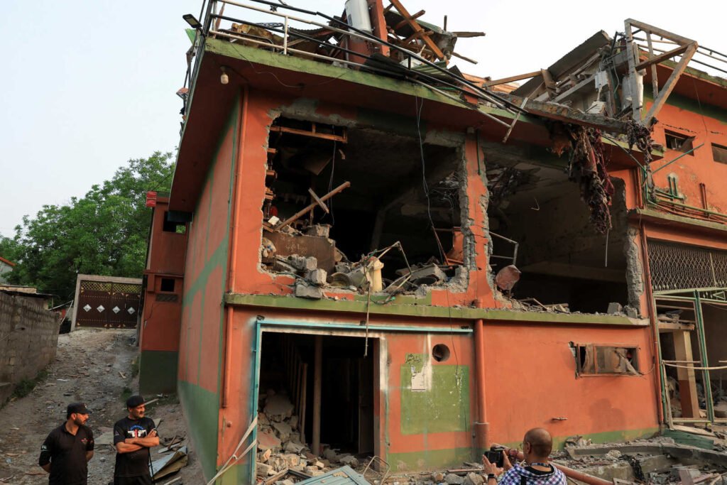 Kerusakan terlihat di Masjid Bilal setelah serangan India di Muzaffarabad, ibu kota Kashmir yang dikelola Pakistan pada hari Rabu. (Foto Reuters, Akhtar Soomro)