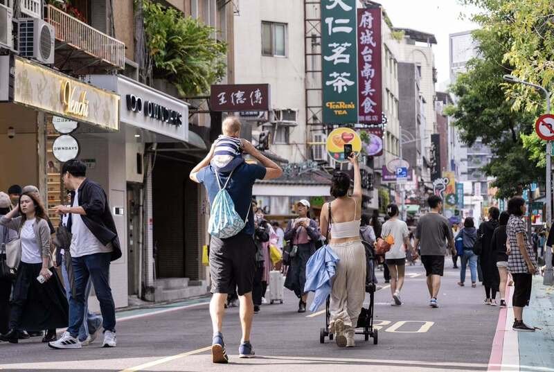 Orang-orang berjalan-jalan di jalan Yongkang pada hari Minggu. (Foto CNA)