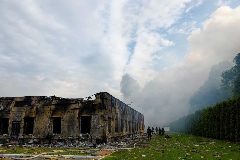 Petugas pemadam kebakaran bekerja di lokasi perusahaan swasta yang terkena serangan pesawat nirawak Rusia, di tengah serangan Rusia terhadap Ukraina, di luar Kyiv, Ukraina, 18 Mei 2025. REUTERS/Valentyn Ogirenko