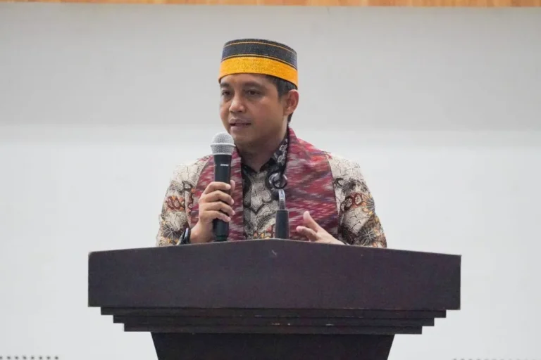 Menteri Kehutanan Raja Juli Antoni saat memberikan kuliah umum di Auditorium Prof Dr A Amiruddin Fakultas Kedokteran UNHAS, Makassar, Sulawesi Selatan, Rabu (14/5/2025).