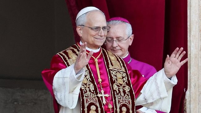 Foto: Paus Leo XIV, yang baru terpilih dari hasil Konklaf tanggal 7-8 Mei 2025, menyampaikan salam dan berkat pertamanya dari balkon Basilika Santo Petrus< Vatikan, Rabu (7/5/2025). (REUTERS/Claudia Greco)
