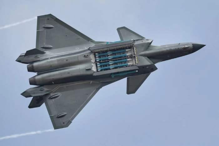 stealth Chengdu J-20 membawa empat rudal PL-15 pada weapon bay.