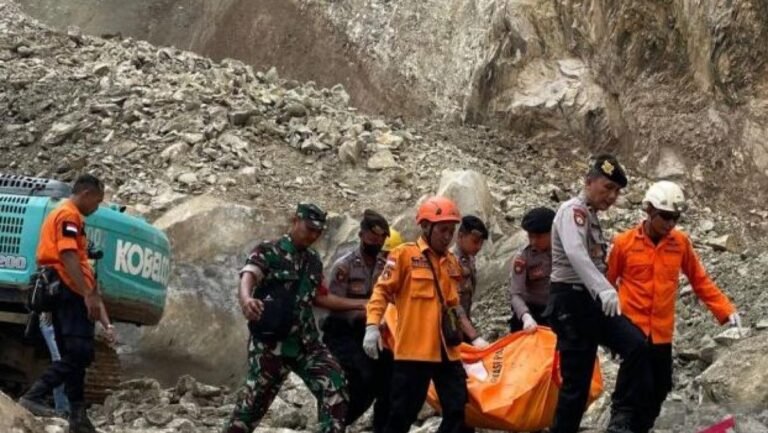 Tim SAR gabungan lakukan Evakuasi korban longsor Gunung Kuda Cirebon