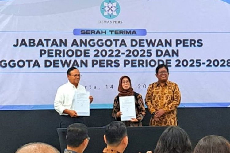 Ketua Dewan Pers periode 2025-2028 Komaruddin Hidayat (kemeja putih kiri) dalam serah terima jabatan di Kantor Dewan Pers, Jakarta, Rabu (14/5/2025).