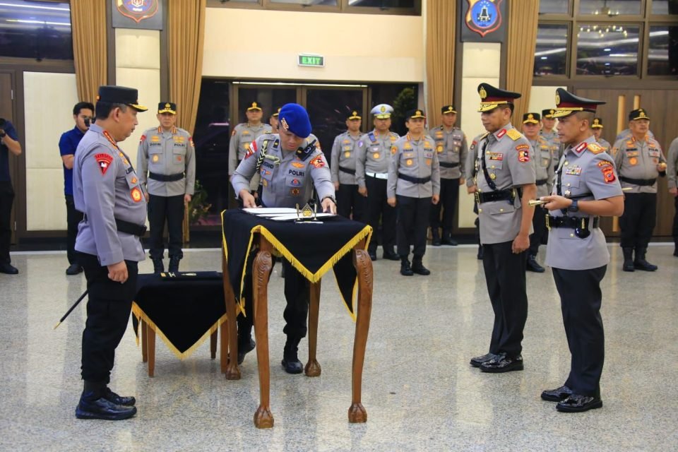 Foto Head https://portalbmi.id/kapolri-pimpin-langsung-sertijab-2-perwira-tinggi-polda-jabar/