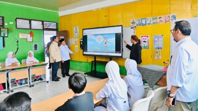Foto PRESIDEN PRABOWO BERSAMA MENDIKDASMEN SAKSIKAN DEMONSTRASI PEMBELAJARAN DENGAN TEKNOLOGI SMART BOARD