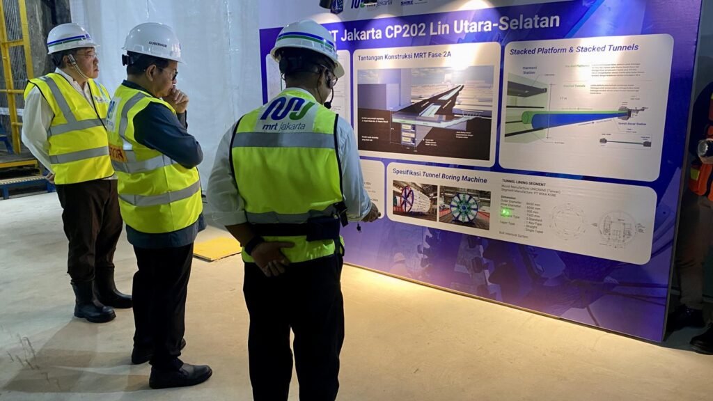 Direktur Utama Tuhiyat (paling kanan) saat menjelaskan profil paket kontrak CP202 kepada Gubernur Pramono dan Duta Besar Masaki. Foto oleh PT MRT Jakarta (Perseroda)/Nasrullah