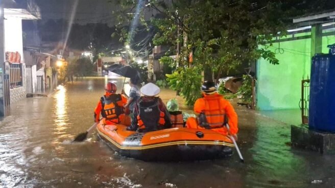 BPBD Tangsel saat lakukan mengevakuasi warga yang kebanjiran. Foto: BPBD Tangsel