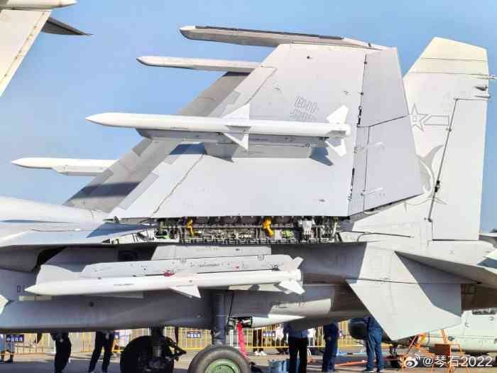PL-15 pada folding wing Shenyang J-15T.