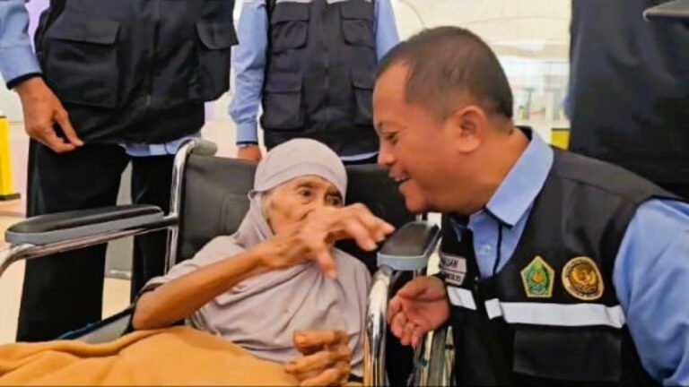 Sumbuk disambut hangat oleh petugas haji Indonesia yang bertugas di bandara. Foto; TVRI