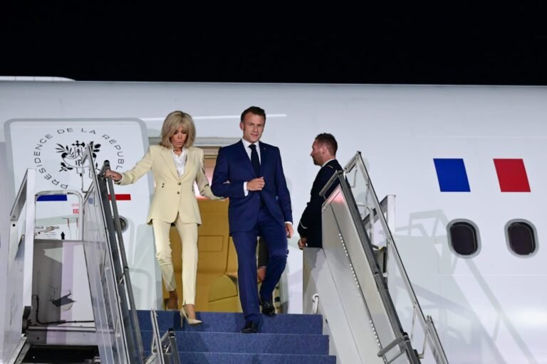 Presiden Republik Prancis Emmanuel Macron bersama Ibu Negara Brigitte Macron tiba di Jakarta, Indonesia, Selasa malam, 27 Mei 2025 melalui Pangkalan TNI AU Halim Perdanakusuma sekitar pukul 22.00 WIB. Foto: BPMI Setpres/Muchlis Jr