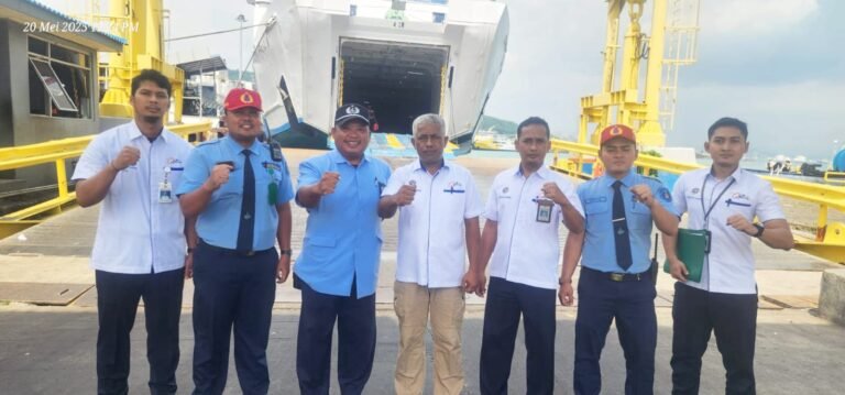 Petugas KSOP Banten di penyebrangan Merak