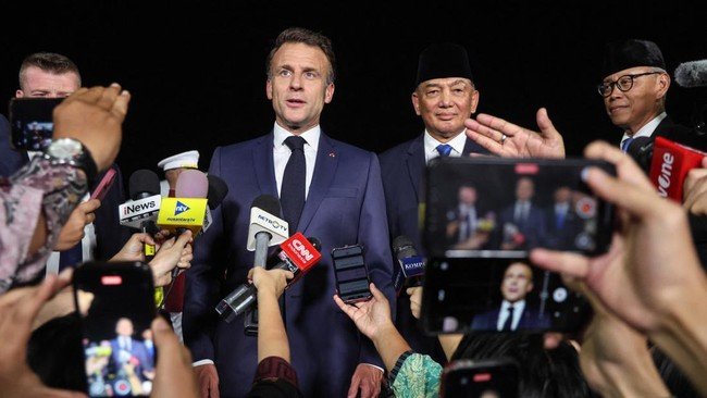 Presiden Prancis, Emmanuel Macron, akan membawa 100 awak media dan pers saat mengunjungi Candi Borobudur di Magelang, Jawa Tengah, Kamis (29/5) besok. (Foto: AFP/Ludovic Marin)