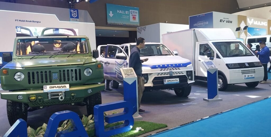 Ragam kendaraan listrik komersial yang diproduksi PT Mobil Anak Bangsa (MAB) ikut meramaikan Pameran PEVS 2025 di JIExpo Kemayoran. (Dok. Sokoguru/Rosmery)
