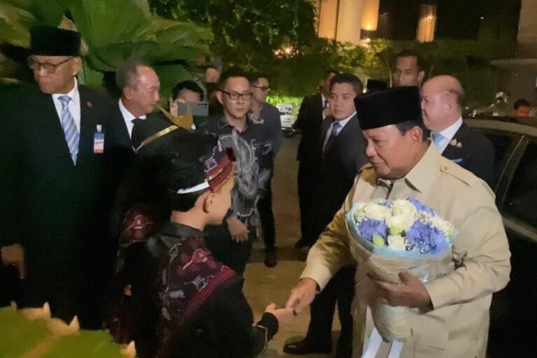 Prabowo di sambut oleh Diaspora Yusuf dan Fairuz, dua anak Indonesia yang menyerahkan bunga, mengaku senang bisa bertemu langsung dengan Presiden. Foto; Ekonomi Bisnis