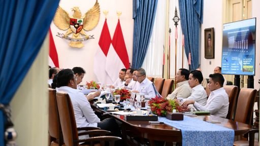 Presiden Prabowo Subianto memimpin rapat terbatas bersama sejumlah jajaran Menteri Kabinet Merah Putih di Istana Merdeka, Jakarta, pada Kamis, 8 Mei 2025. Foto: BPMI Setpres/Muchlis Jr