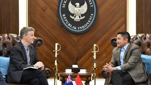 Sekretaris Kabinet Teddy Indra Wijaya bertemu dengan Duta Besar Australia untuk Republik Indonesia, Roderick Bruce Brazier, di Gedung Sekretariat Kabinet, Jakarta, pada Senin, 12 Mei 2025, guna membahas rencana kunjungan resmi Perdana Menteri (PM) Australia, Anthony Albanese. Foto: BPMI Setpres