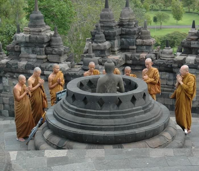 Umat Budha Berdoa Di Hari Raya Waisak. Foto ; Pinterest
