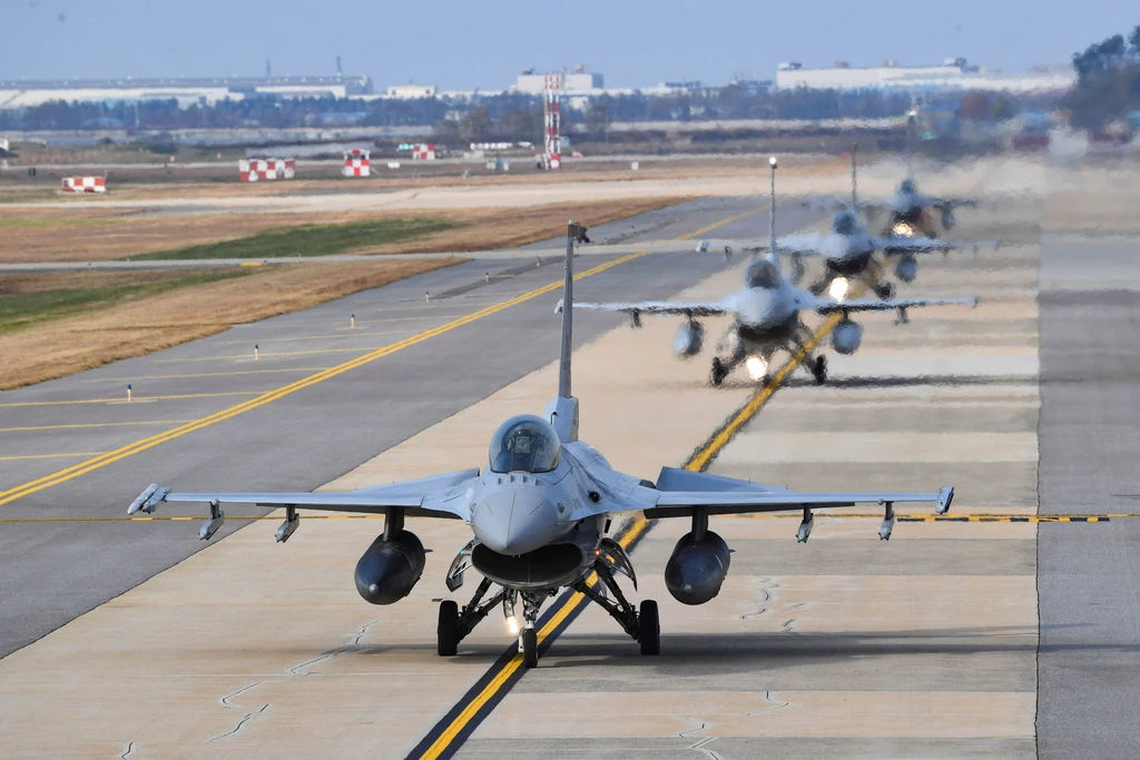 KF-16 Angkatan Udara Korea Selatan ikut serta dalam latihan udara bersama Korea Selatan dan AS di Vigilant Storm di pangkalan udara di Gunsan, Korea Selatan, Selasa (1/11/2022). Foto: Yonhap via REUTERS