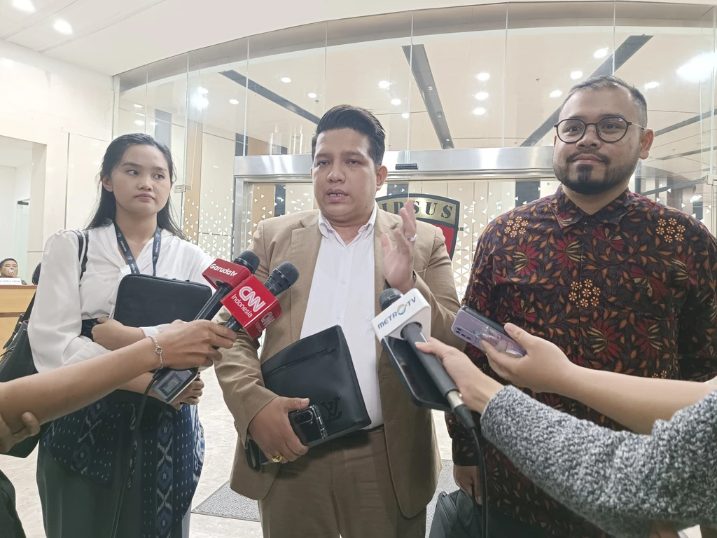 Indra usai mendampingi Ibrahim menjalani pemeriksaan sebagai saksi dalam kasus pengadaan laptop Kemendikbudristek, di Gedung Bundar Kejagung, Jakarta, Kamis (12/6).