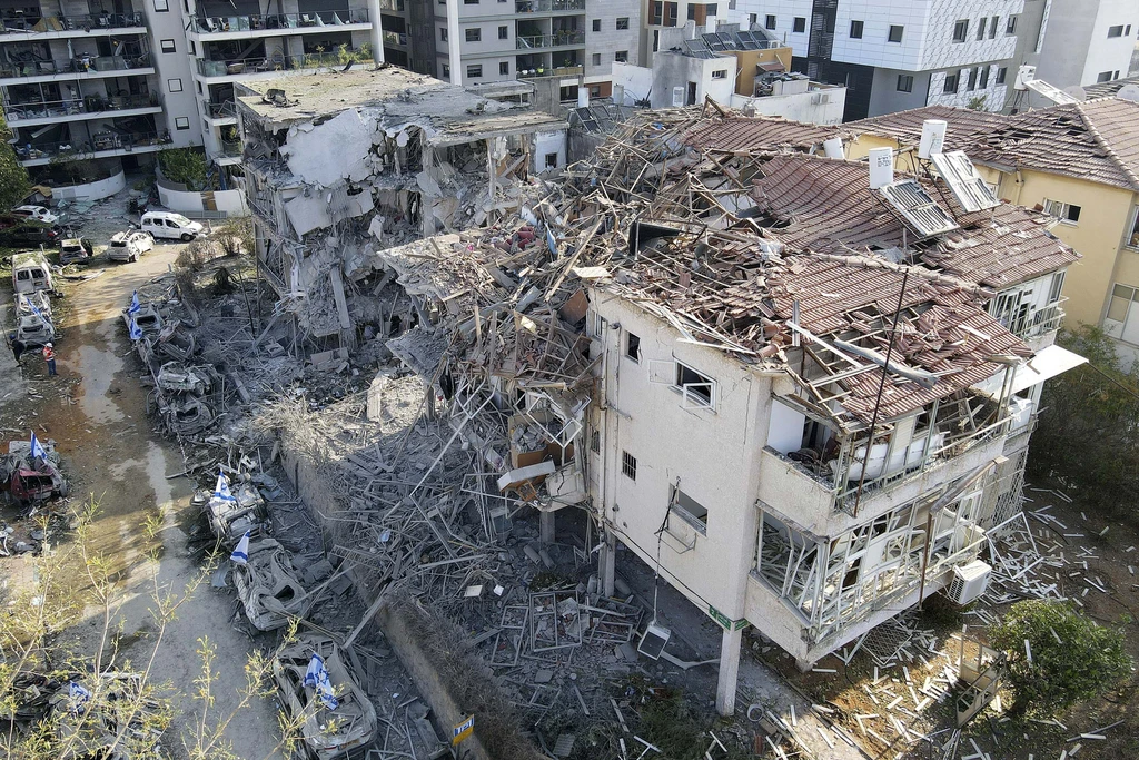 Suasana bangunan yang hancur usai serangan Iran di salah satu perumahan di Tel Aviv, Israel, Sabtu (14/6/2025). Foto: Jack Guez/AFP