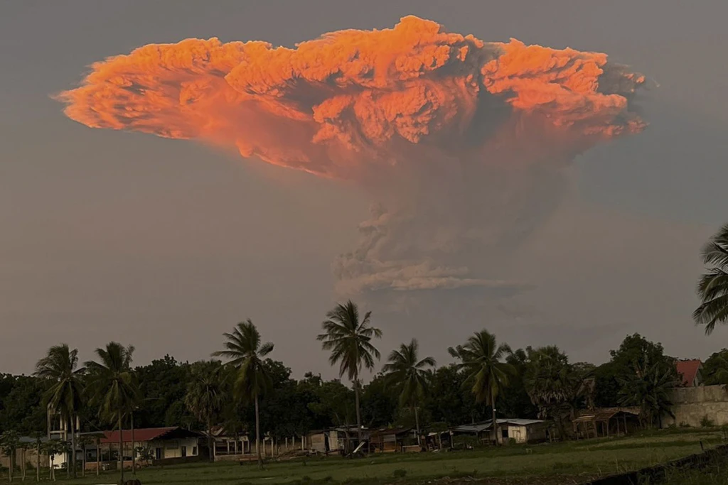 Erupsi Gunung Lewotobi Laki-laki di Nusa Tenggara Timur yang terlihat dari Maumere, NTT, Selasa (17/6/2025). Foto: Dok. Satrio Bagus Panggilih