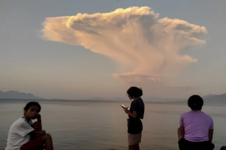 Warga melihat erupsi Gunung Lewotobi Laki-laki dari Pantai Wairotang, Kabupaten Sikka, Nusa Tenggara Timur, Selasa (17/6/2025). Foto: Arnoldine Shanon/ANTARA