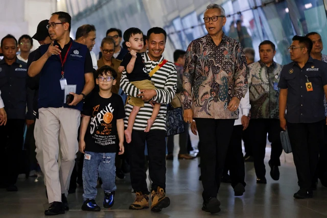 Sejumlah Warga Negara Indonesia (WNI) berjalan keluar terminal setibanya dari Iran di Terminal 3 Bandara Soekarno Hatta, Selasa (24/6/2025). Foto: Ajeng Dinar Ulfiana/REUTERS
