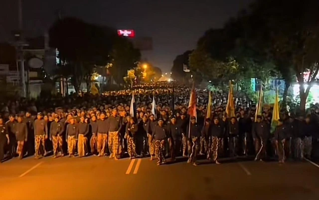 Tradisi mubeng beteng tiap malam 1 Suro di Yogyakarta. Foto: Pandangan Jogja/Iqbaltwq