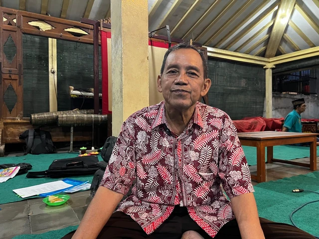 Abdi dalem Keraton Yogyakarta yang juga salah satu panitia mubeng beteng, KMT Projo Suwasono. Foto: Pandangan Jogja/Iqbaltwq