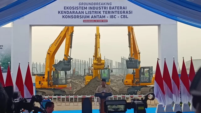 Presiden Prabowo Subianto meresmikan groundbreaking megaproyek ekosistem baterai kendaraan listrik (electric vehicle/EV) terintegrasi (Grand Package) di Halmahera Timur, Maluku Utara, dan Karawang, Jawa Barat, Minggu (29/6/2025). Foto: kumparan/Fariza Ananda
