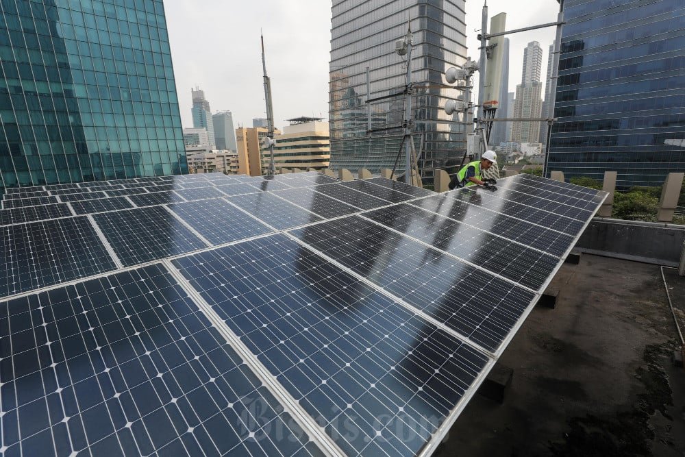Teknisi melakukan pemeriksaan panel surya di gedung Dirjen Ketenagalistrikan Kementerian ESDM di Jakarta, Selasa (9/7/2024). Bisnis/Himawan L Nugraha.