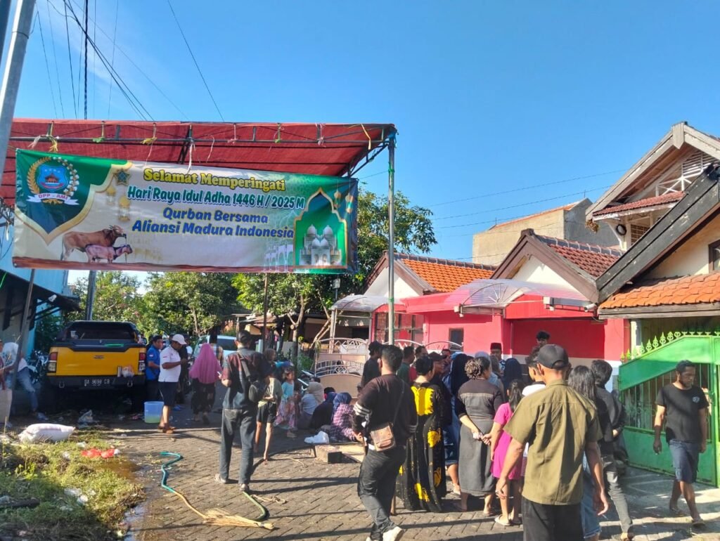 Suasana di halaman Kantor Dewan Pimpinan Pusat (DPP) Aliansi Madura Indonesia (AMI) yang baru, di Jalan Ikan Lumba-Lumba I No. 10, Surabaya.