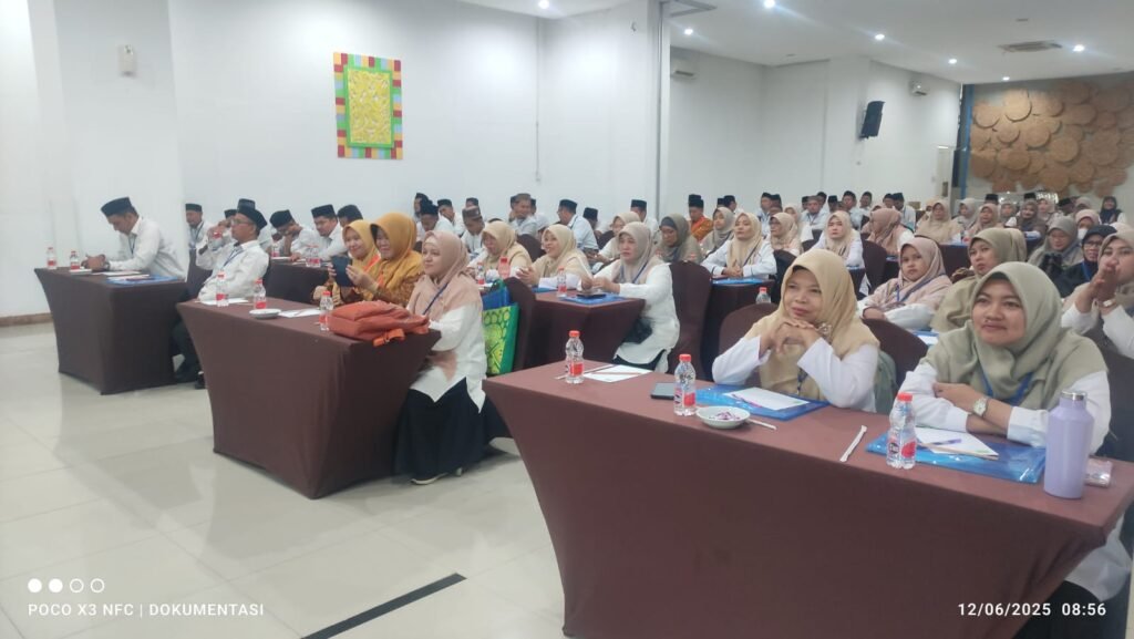 Kegiatan ini diselenggarakan oleh Asosiasi Guru Pendidikan Agama Islam Indonesia (AGPAII) Kota Cilegon di bawah naungan Kelompok Kerja Guru (KKG) PAI, bertempat di Aula Greenotel, Jl. A. Yani Mega Blok Cibeber, Kota Cilegon.