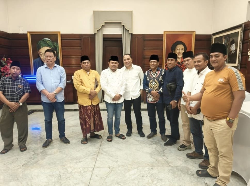 Wali Kota Surabaya, Dr. Eri Cahyadi, ST., MT., dengan perwakilan kelompok masyarakat Madura yang tergabung dalam Forum Solidaritas Madura Indonesia (FSMI)