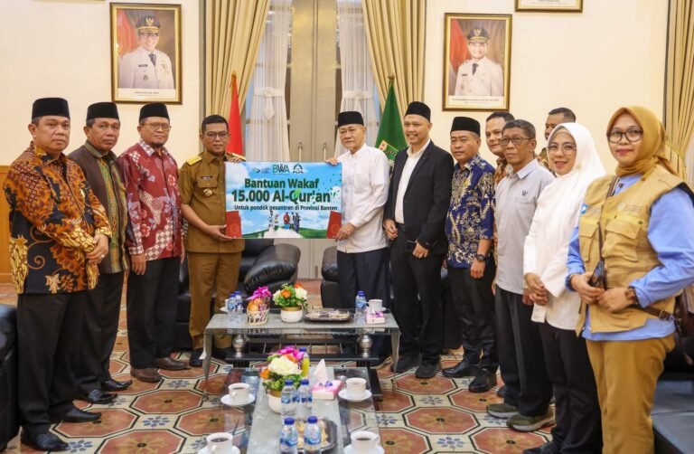 Gubernur Andra Soni menerima Bantuan yang diserahkan oleh pengurus BWA Nanu Utama di Gedung Negara Provinsi Banten, Jl. Brigjen KH Syam'un No. 5, Kota Serang, Senin (23/6/2025).