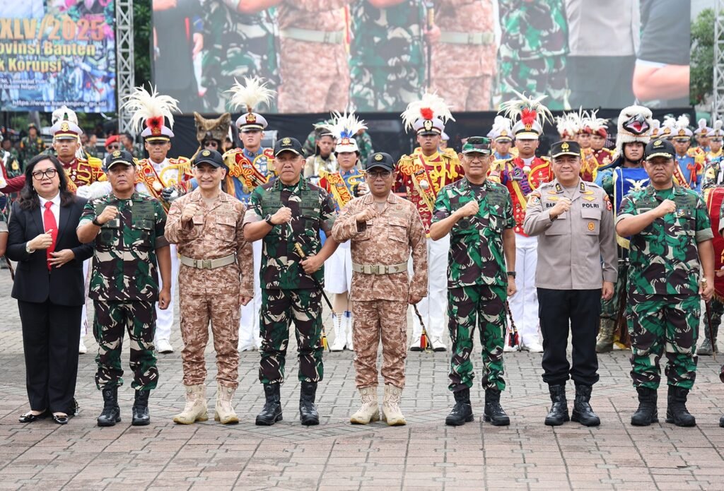 Andra Soni saat menjadi Inspektur Upacara pada Penutupan Latsitarda Nusantara ke-45 di Alun-alun Barat, Kota Serang, Kamis (19/6/2025)