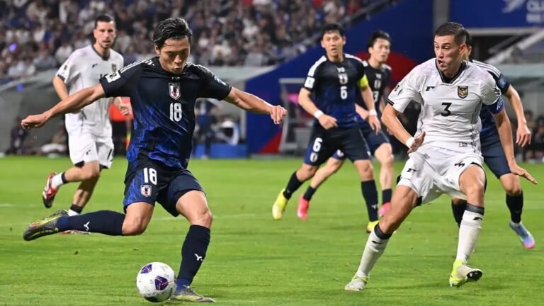 Kapten Timnas Jay Idzes Mengawal pemain Jepang di laga WCQ 2026 AFC di Suita Jepang