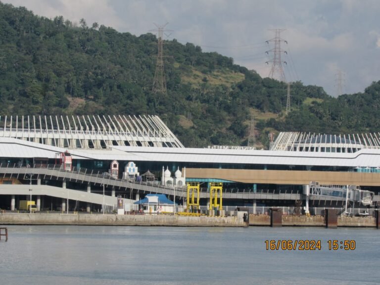 Sejumlah pekerja terlihat melakukan aktivitas di ketinggian di area Mall Sosoro, Pelabuhan Eksekutif Merak, tanpa mengenakan alat pelindung diri (APD) standar serta tanpa pengawasan Kesehatan dan Keselamatan Kerja (K3)