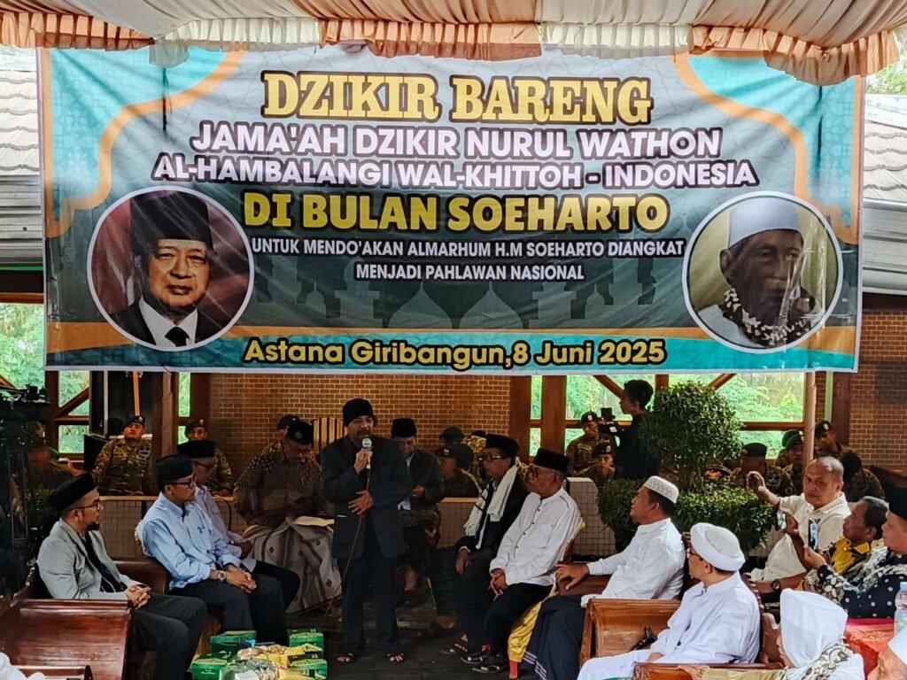 Jemaah Dzikir Nurul Wathon Lakukan Dzikir Bareng di bulan lahirnya Soeharto agar beliau di angkat menjadi pahlawan Nasional.