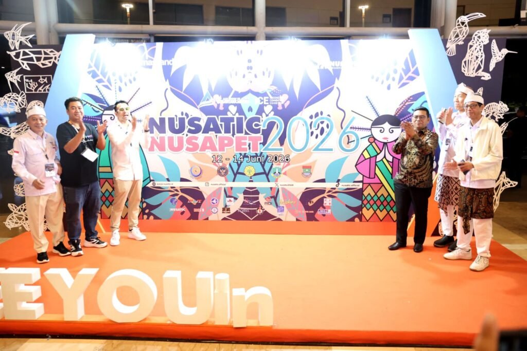 Gubernur Andra Soni bersama Utusan Khusus Presiden Bidang Pembinaan Generasi Muda dan Pekerja Seni Raffi Ahmad beserta rombongan meninjau sejumlah ikan hias dan hewan peliharaan lainnya.