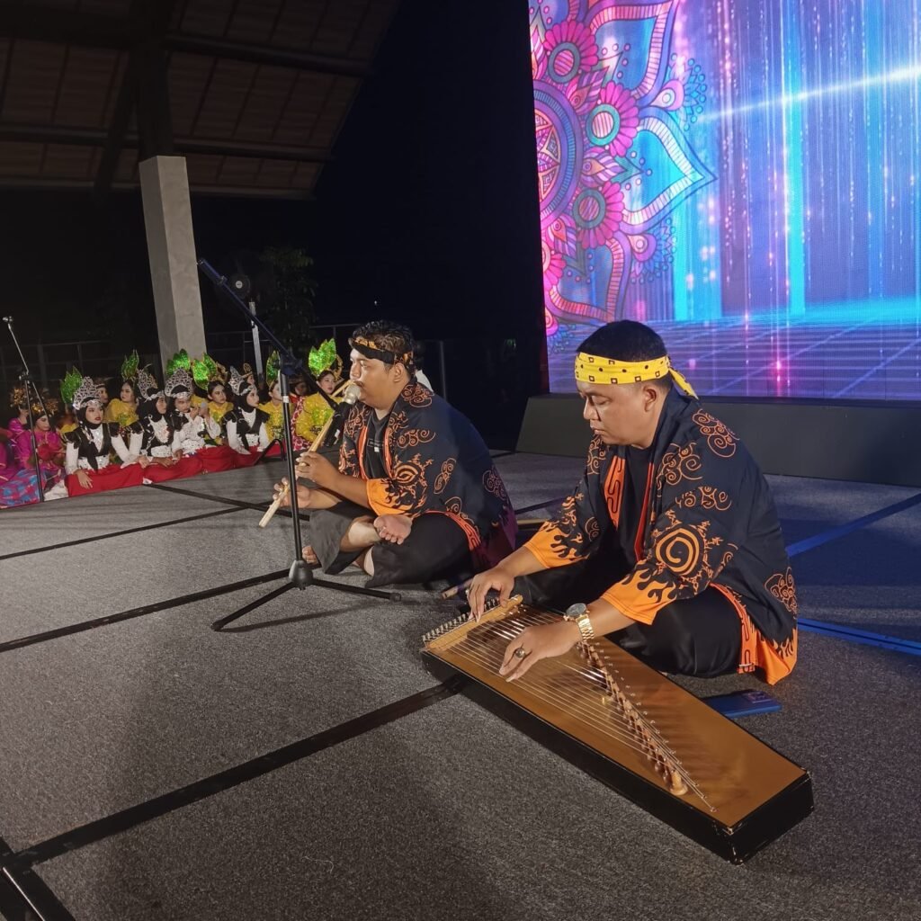 Seni Budaya Banten Sanggar Komara Paraguna Menampilkan Lantunan alat musik Kecai dan Seruling.